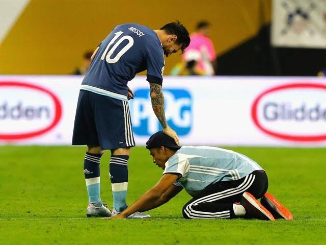 One Messi fan don lose him cleaner job after collecting Messi autograph